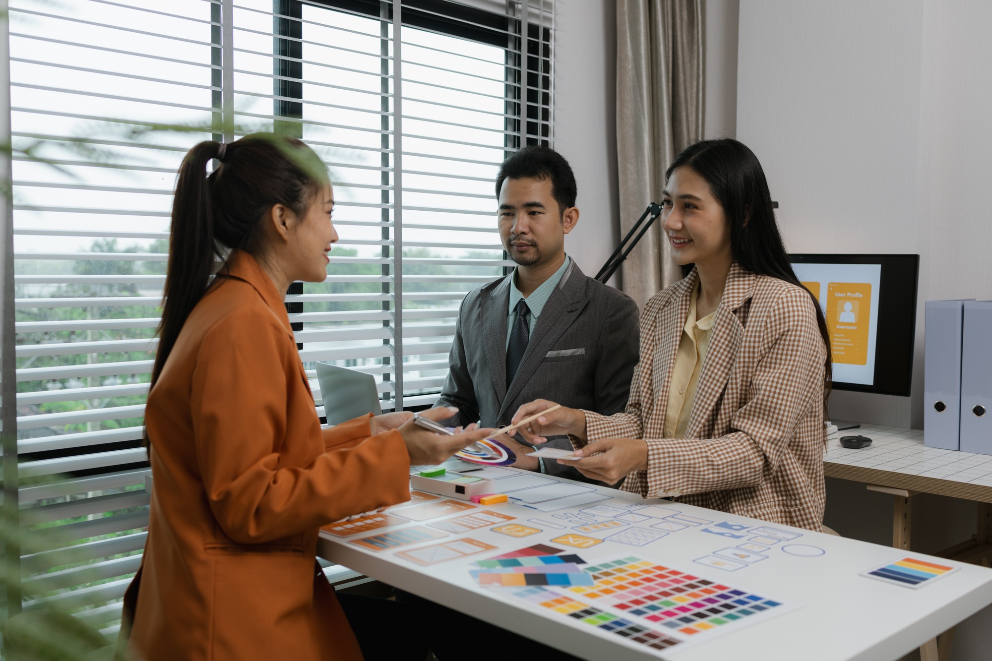 the development team is consulting on the design of the website UX UI, they are working on project o